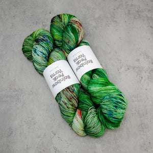 Evergreen - Hand Dyed Super Sock Fingering Weight 75/25 Merino Nylon Yarn, Christmas Tree Green Rainbow Speckled, 463 Yards (423 Meters)